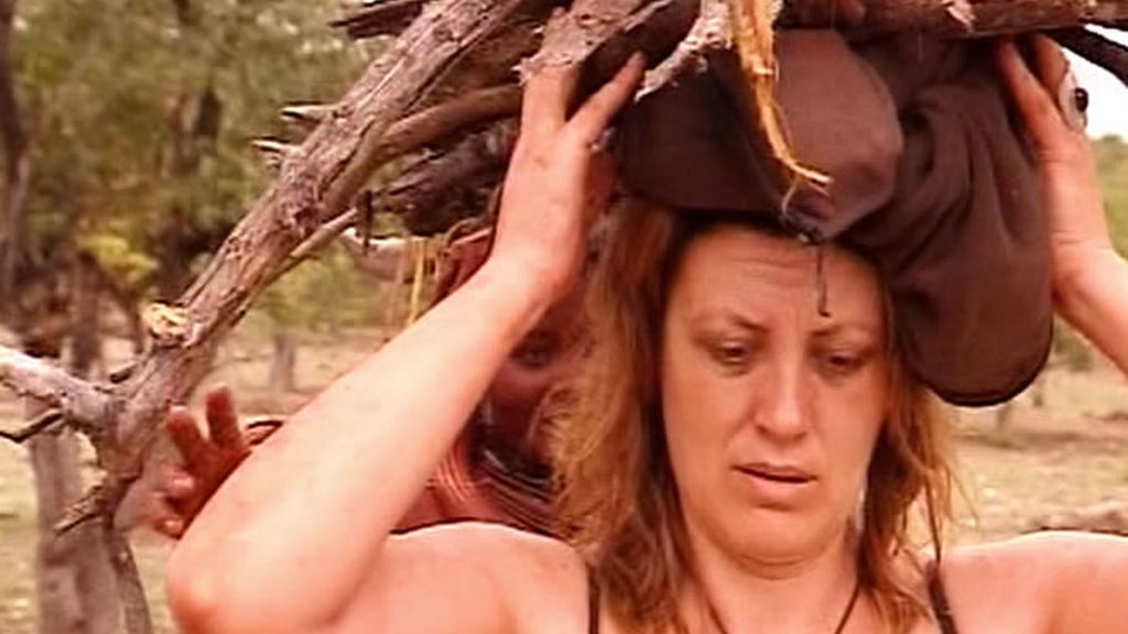 La primera actividad de Montse en la tribu: recoger leña