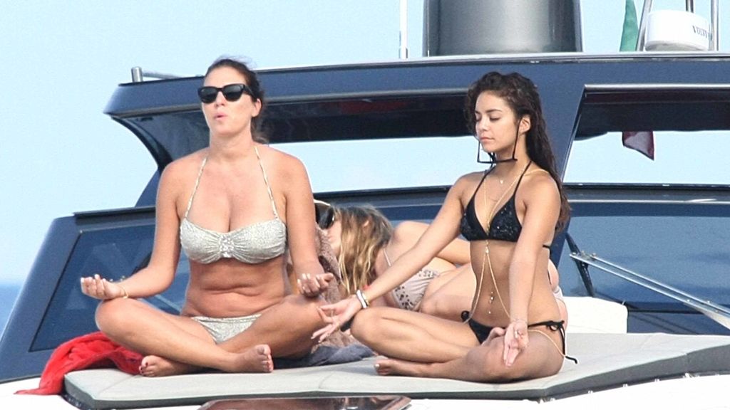 Fiesta en la playa y yoga en el yate: El finde 'chillout' de Vanessa Hudgens en Ischia