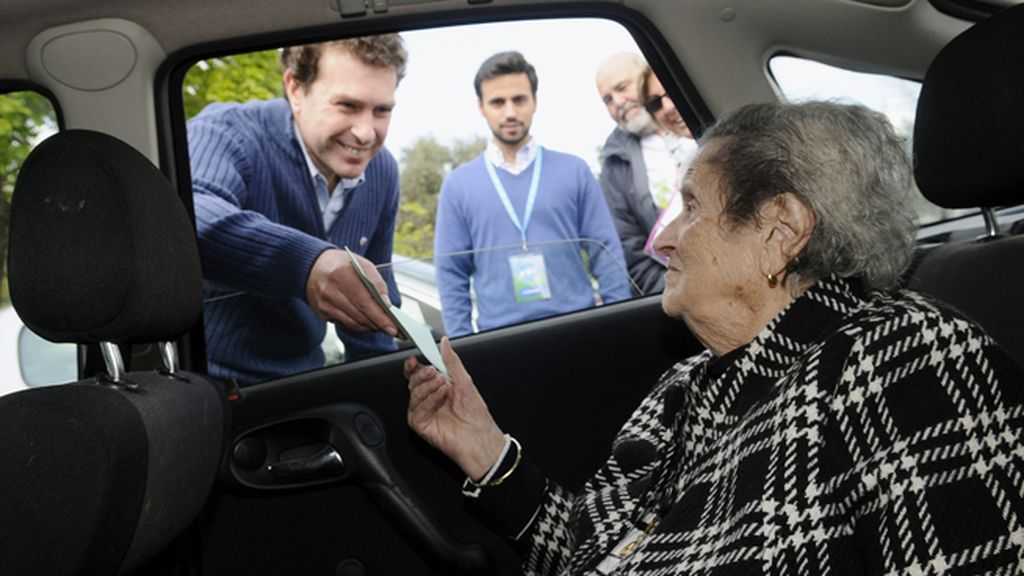 Una anciana vota en el coche para la Junta de Andalucía