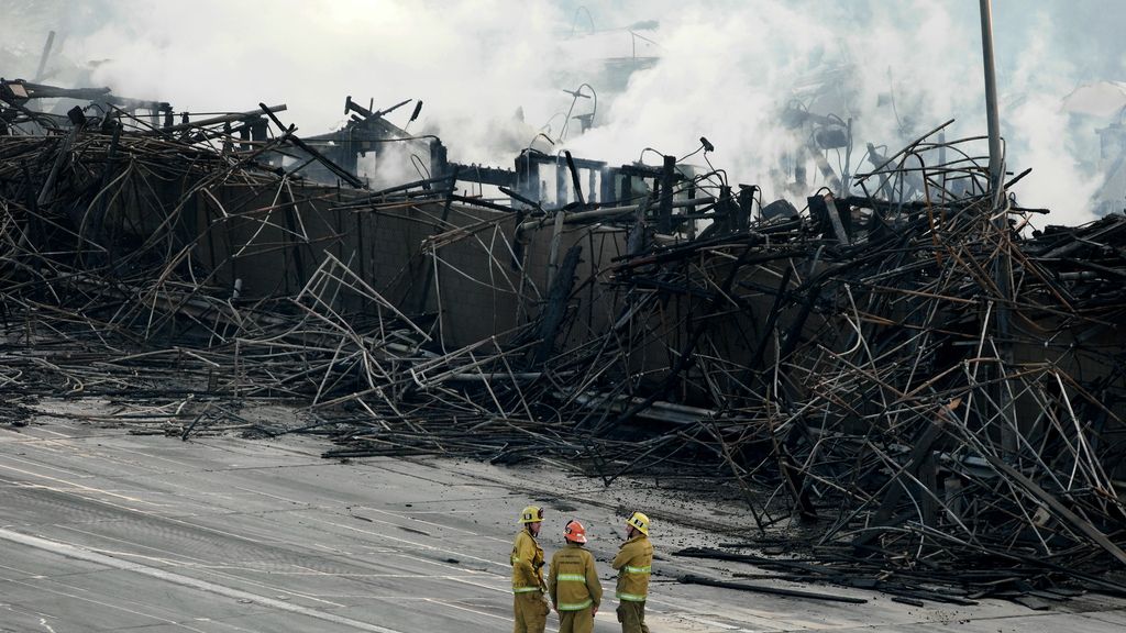 Más de 250 bomberos logran extinguir un espectacular incendio en Los Angeles