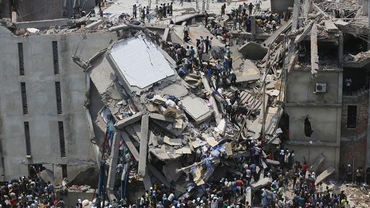 Mueren 70 personas por un incendio en un edificio comercial en Bangladesh