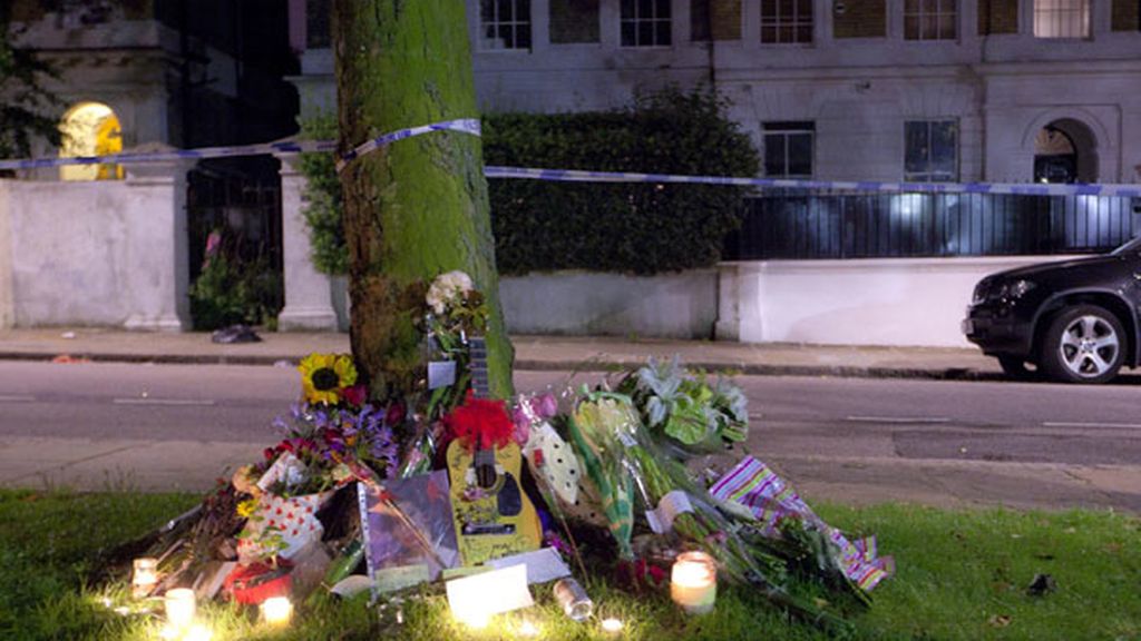 Los fans despiden con flores a Amy Winehouse