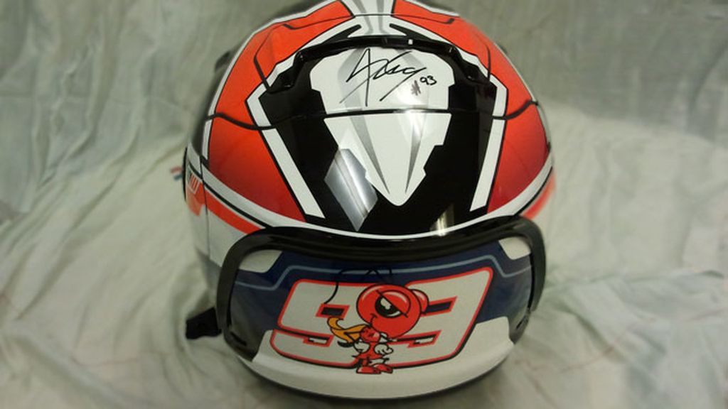 El casco firmado de Marc Márquez