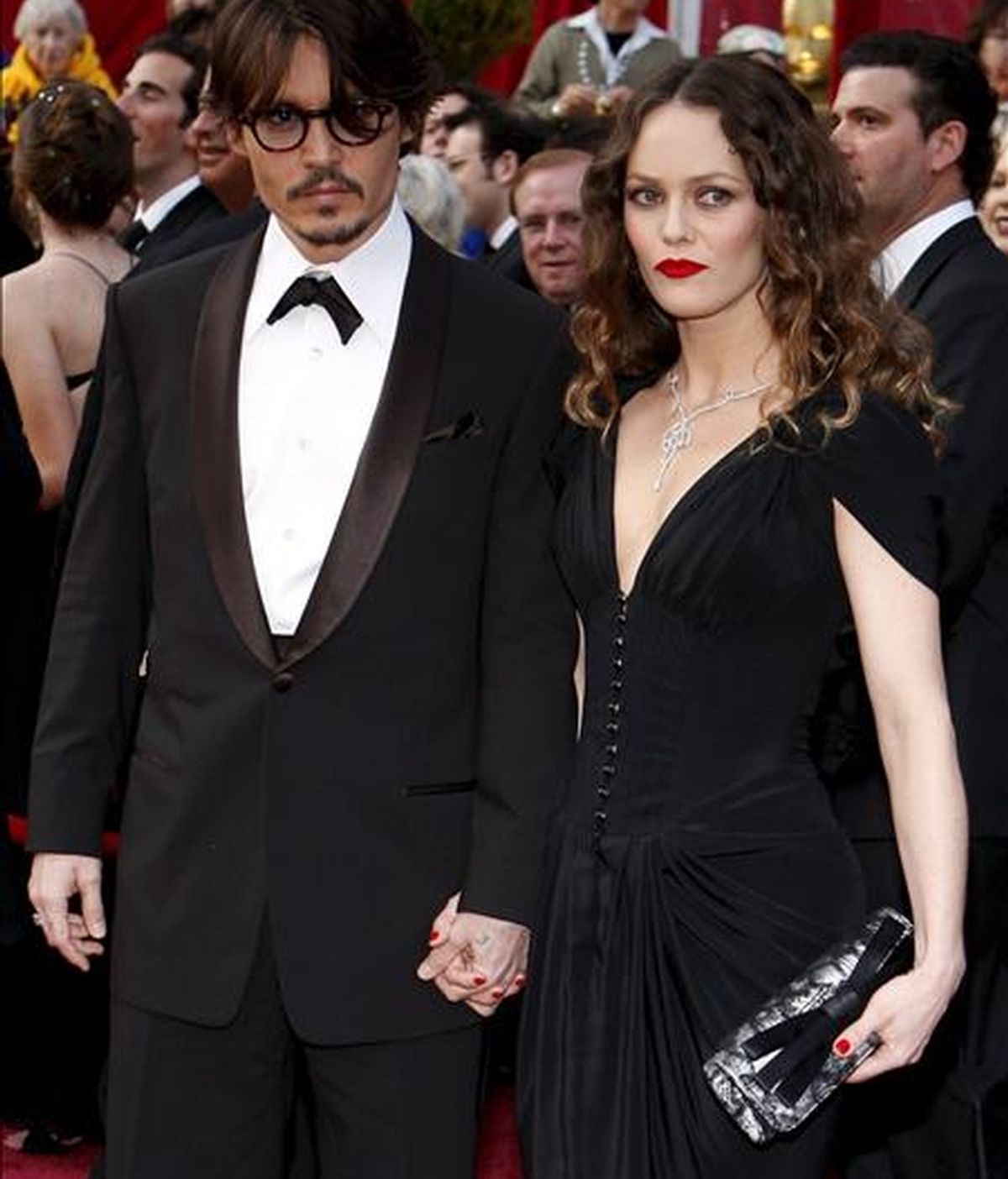 El actor estadounidense Johnny Depp  y su novia la francesa Vanessa Paradis (d). La fuente del New York Post señaló que Paradis, modelo y actriz francesa, "descubrió que en el filme habría una larga escena de amor" entre Depp y Angelina. EFE