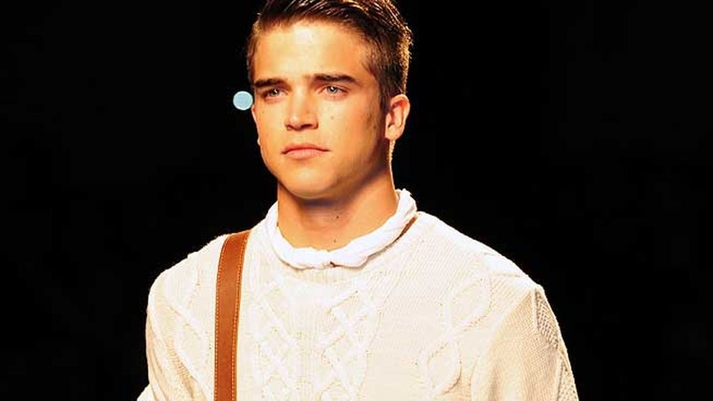 El novio español de Paris desfiló ante la atenta mirada de su chica