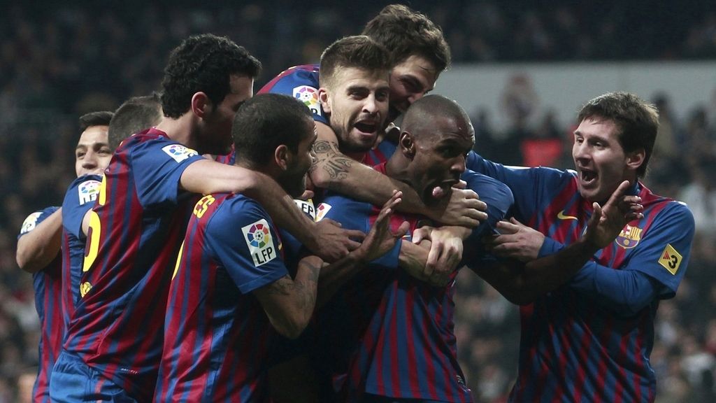 Los jugadores celebran el gol de Abidal Los jugadores celebran el gol de Abidal