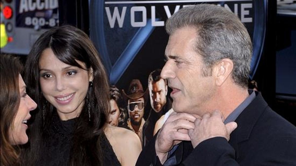 En la imagen, el actor australiano Mel Gibson (dcha) y Oksana Grigorieva (izq) a su llegada a la presentación de la película "X-Men Origins: Wolverine" en Los Angeles, el pasado 29 de abril. EFE/Archivo