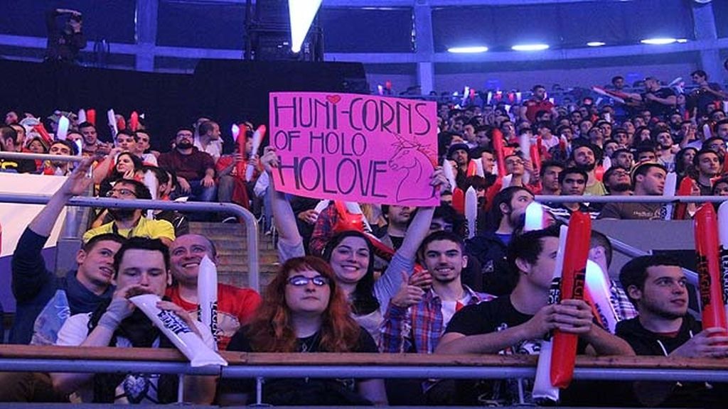 Miles de aficionados jalean a los equipos durante las finales de la 'LCS' en Madrid