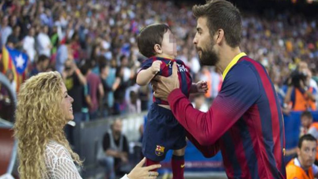 Shakira y Milán viendo jugar a Piqué