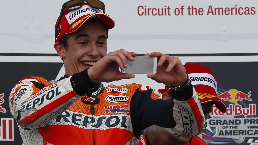 Marc Márquez celebra su 'paseo' con un 'selfie' en el podio de Austin