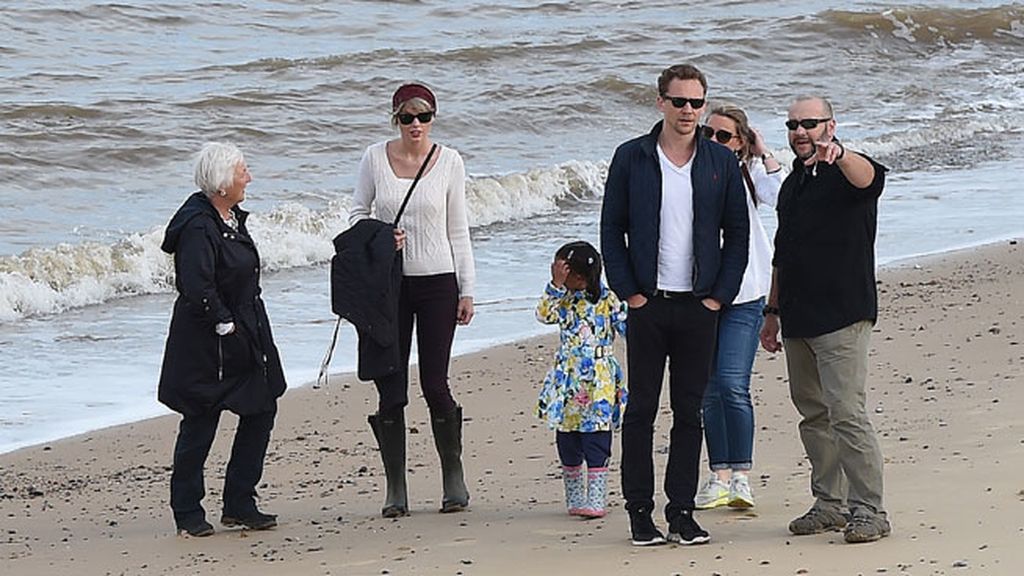 ¡Taylor Swift ya conoce a su nueva suegra! ¡Y hay fotos con la familia de Tom Hiddleston!