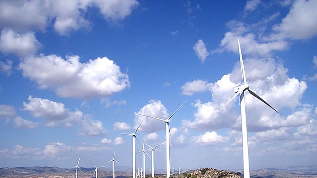 Un molino que produce energía eléctrica por la fuerza del viento