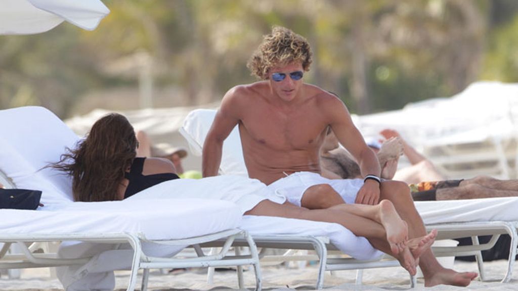 Forlán y Zaira apuran sus últimos días de soltería en playas de Miami