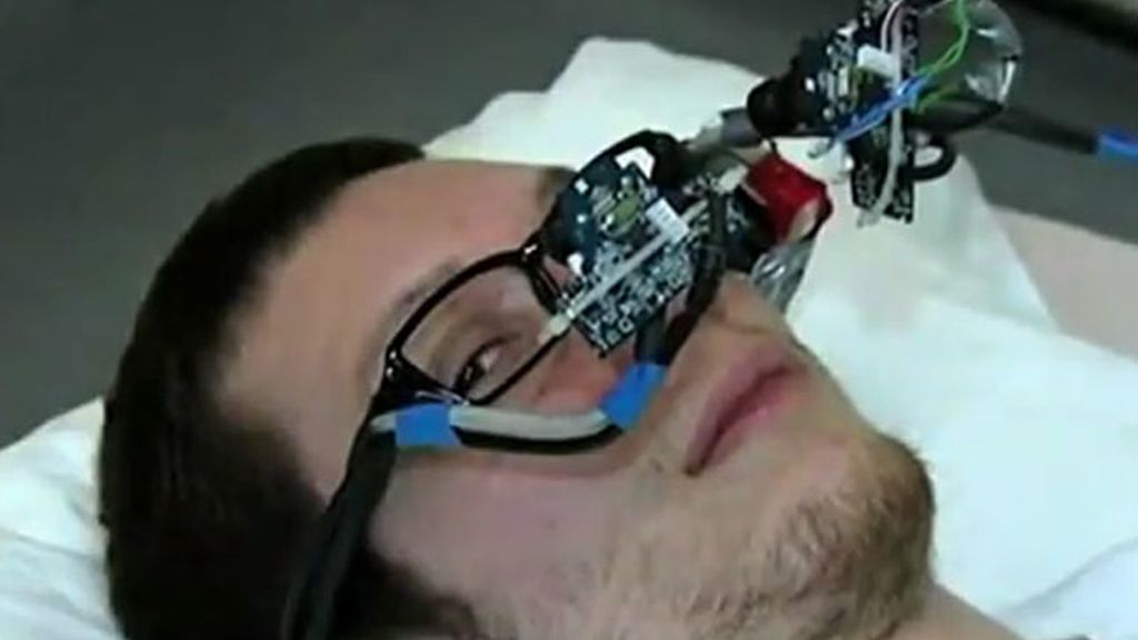 Un grupo de científicos británicos ha desarrollado un nuevo dispositivo que, mediante el seguimiento del movimiento de los ojos, permite controlar un cursor en una pantalla al igual que un ratón normal de ordenador.