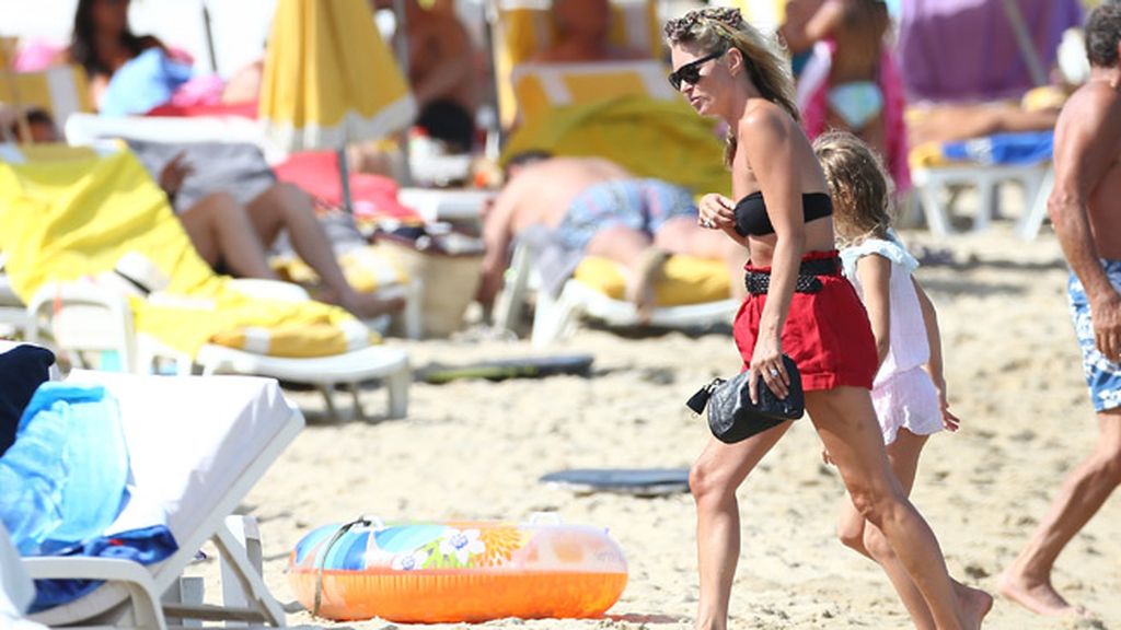 Kate Moss repite su liturgia de Saint Tropez, topless incluido, en compañía de su hija