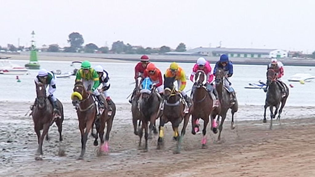 Carrera de caballos en la playa