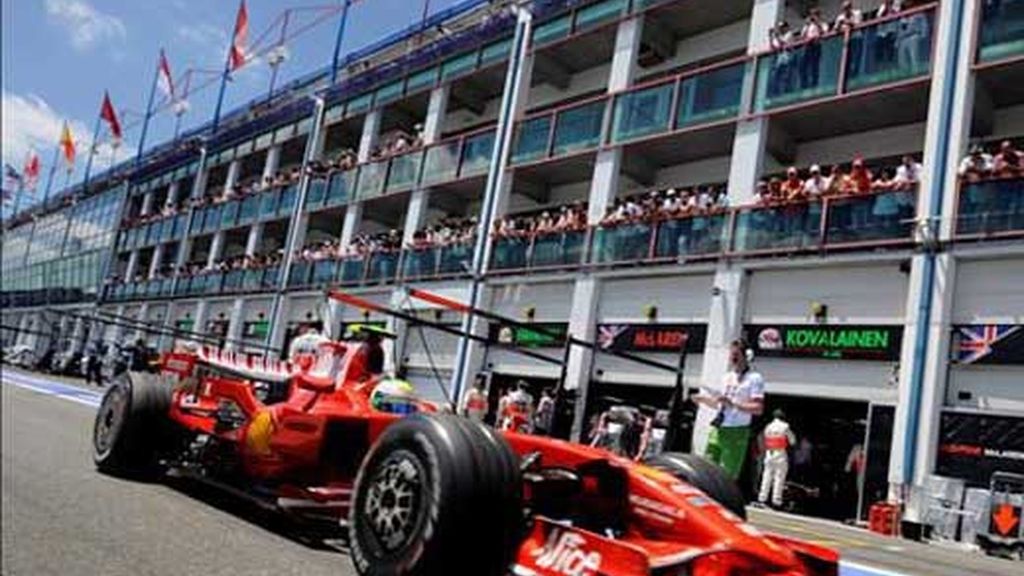 Felipe Massa, en el pit durante la sesión clasificatoria del Gran Premio de Francia