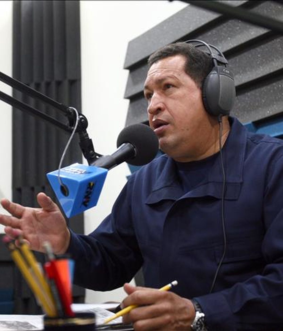 Fotografía de archivo del presidente venezolano Hugo Chávez tomada el 8 de febrero de 2010 en Caracas (Venezuela) durante su participación en el programa "De repente con Chávez". EFE/Prensa Miraflores/Archivo
