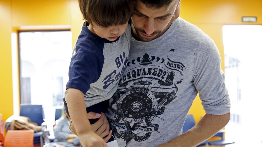 Piqué acude a votar con su hijo