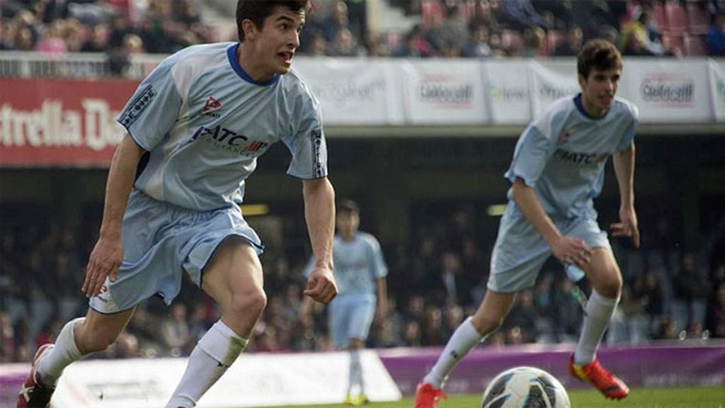 Partido solidario de fútbol con su hermano Álex