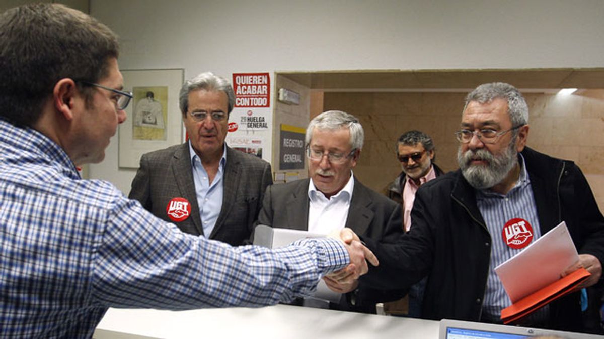Los secretarios generales de CCOO, Ignacio Fernández Toxo, y de UGT, Cándido Méndez, registran la convocatoria de huelga general