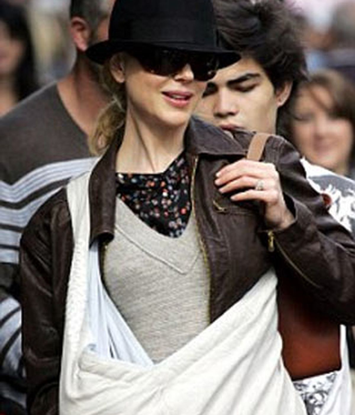 Imagen de Nicole Kidman llevando a su hija en una bandolera portabebés. Foto: "The Daily Mail"