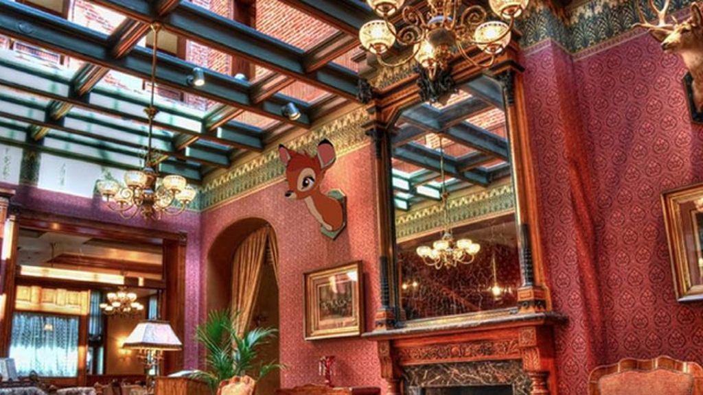 La cabeza de Bambi de adorno en la pared de un cazador