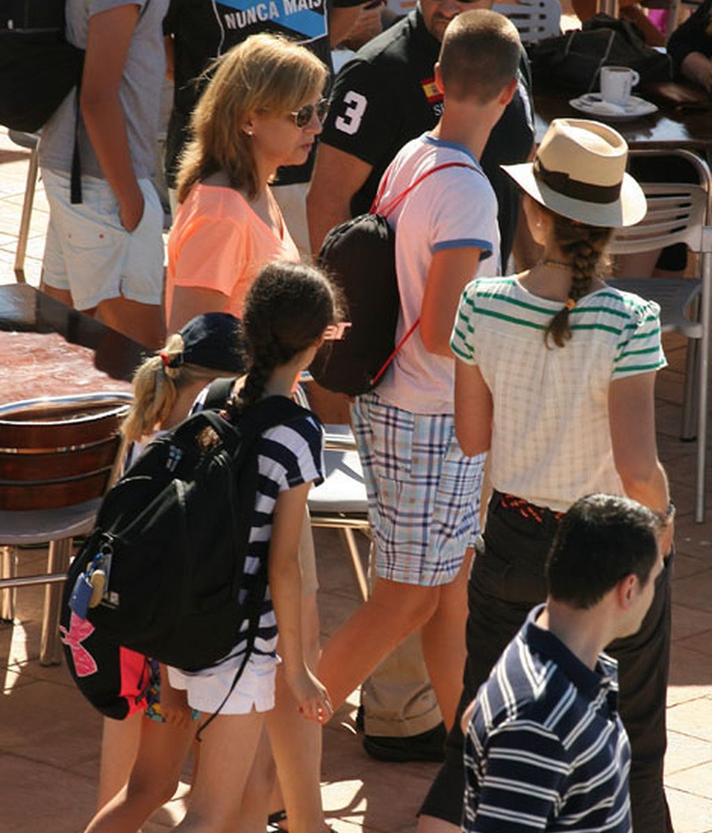 Las infantas Elena y Cristina junto a sus hijos