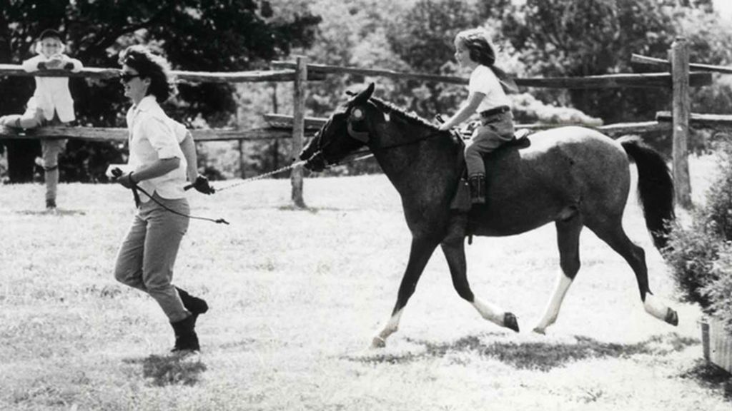 Imágenes del ex presidente John F. Kennedy, su esposa Jacqueline y sus dos hijos