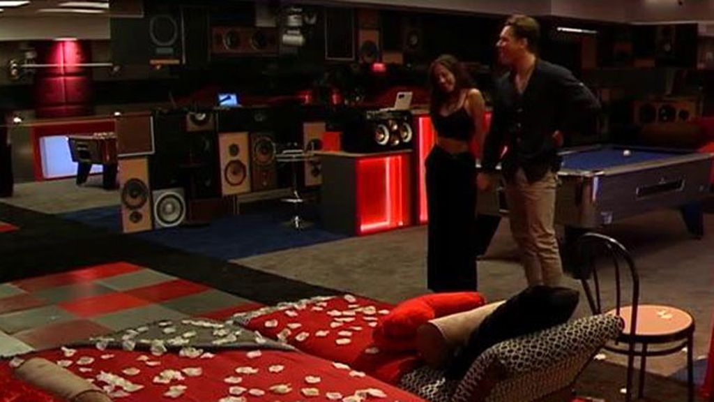 Tras conocerse su secreto, la pareja disfruta de su noche de bodas