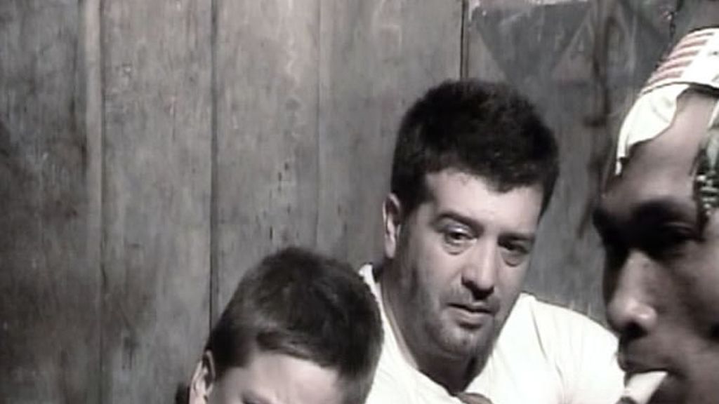 Los Mentawai quieren dar la bienvenida a la familia Recuero-Oliva de una forma gastronómica: mediante El Sacrificio del pollo