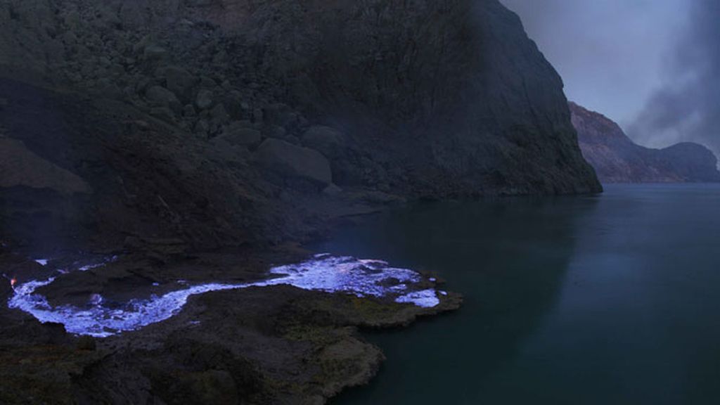 Un increíble río de lava azul en Indonesia