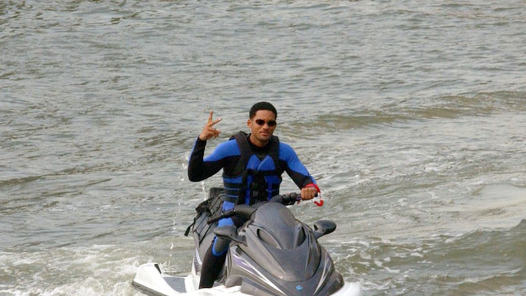 En verano, érase un famoso a una moto de agua pegado...