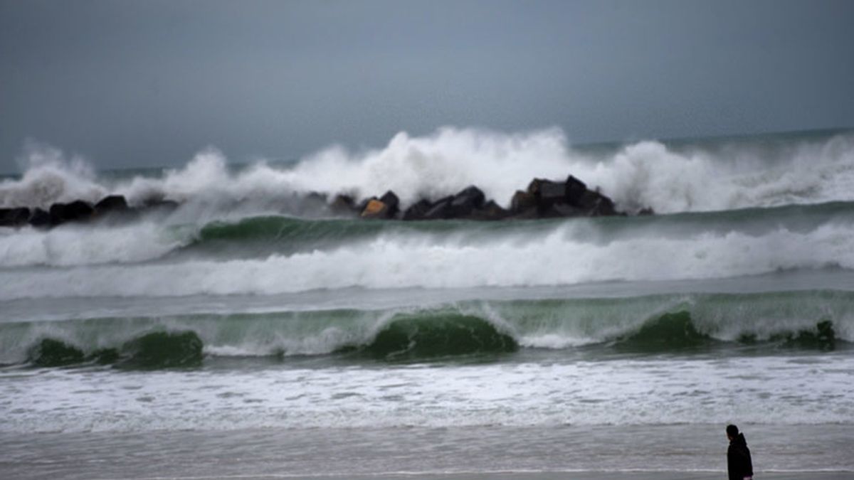 La playa de San Sebastián azotada por el fuerte oleaje