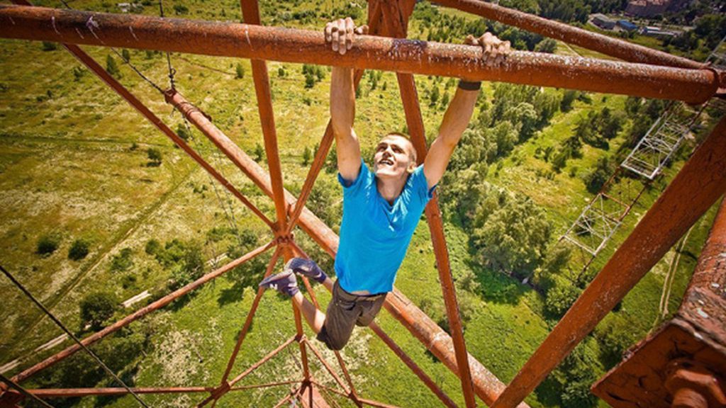 El Spiderman humano observa el mundo desde las alturas