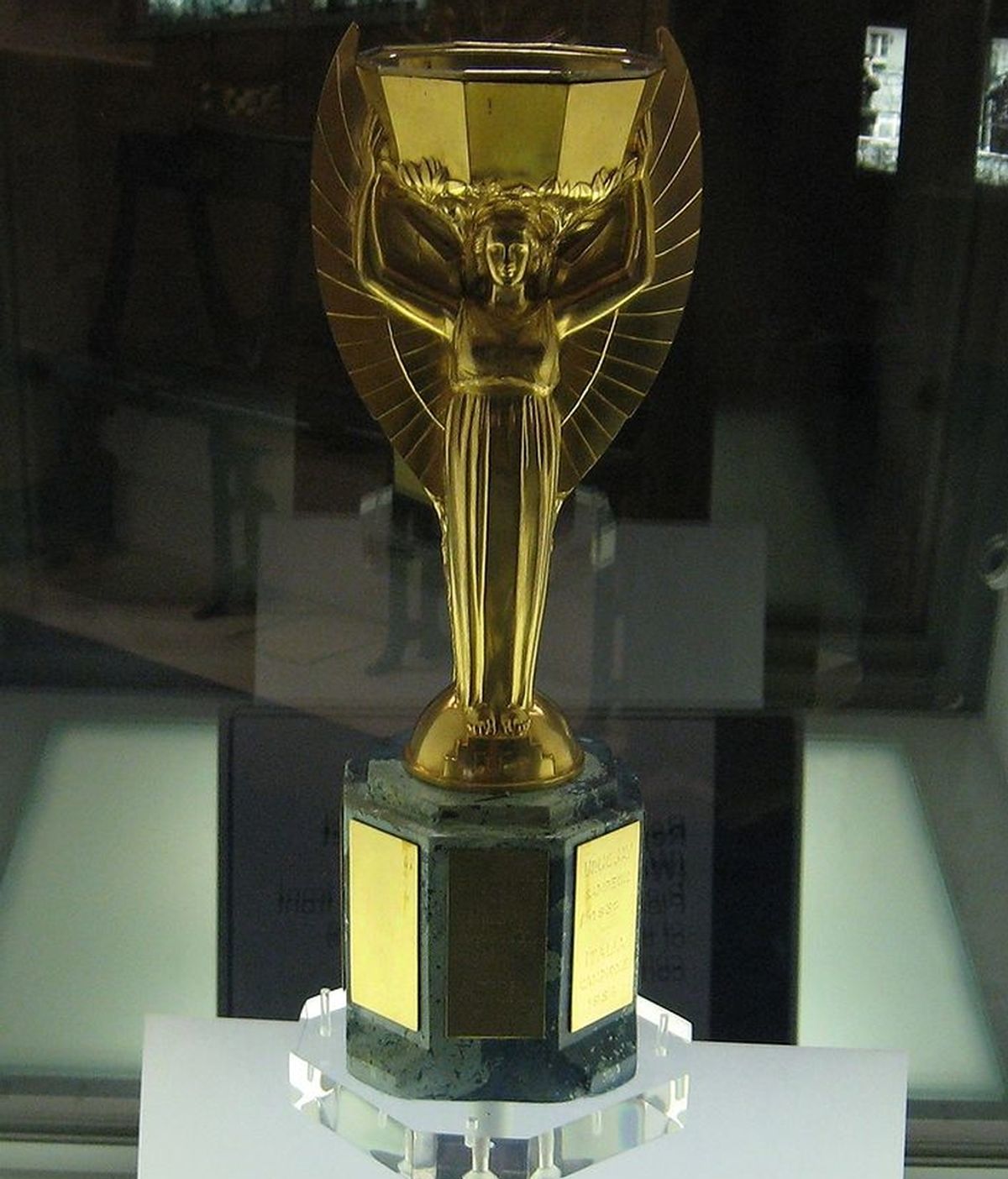FIFA,Trofeo del mundial de fútbol Brasil 1983,trofeo robado
