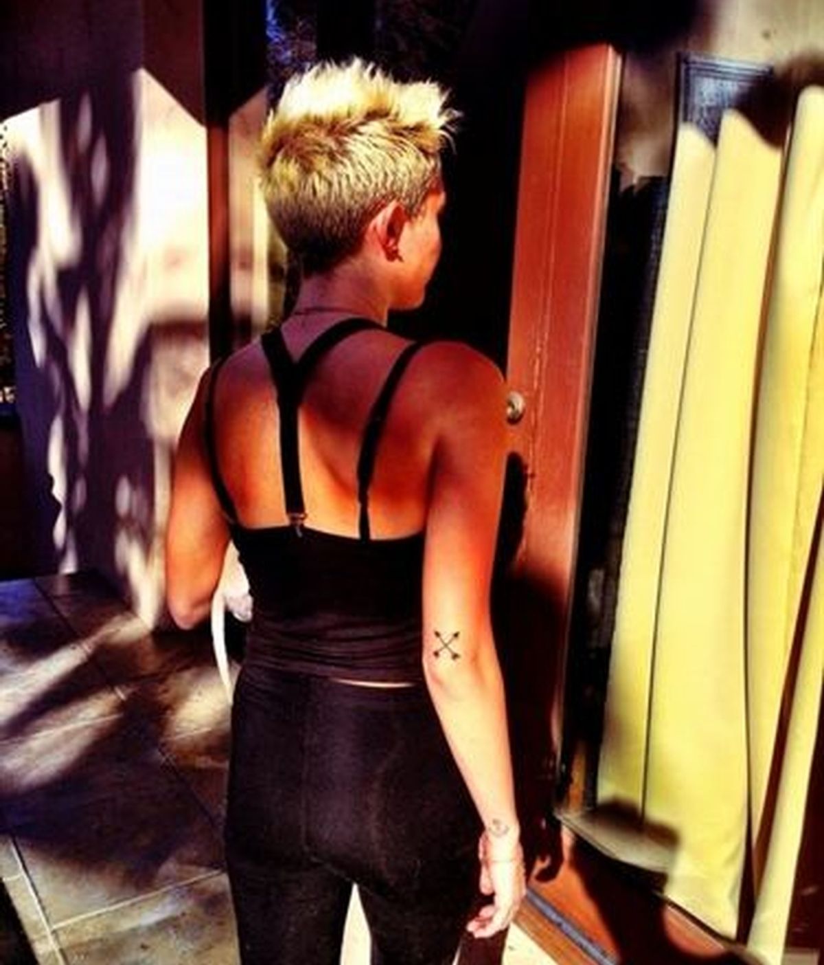 Miley Cyrus se tatua de nuevo, en esta ocasión, dos flechas cruzadas
