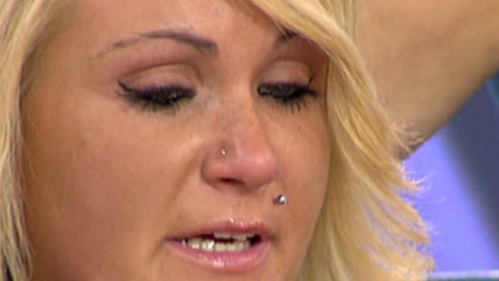 Saray no puede contener las lágrimas