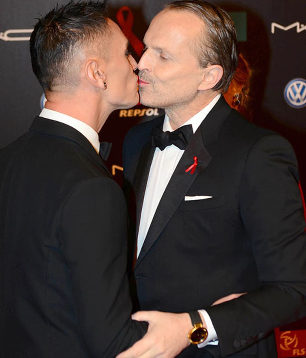 David Delfín y Miguel Bosé se dieron un tierno beso