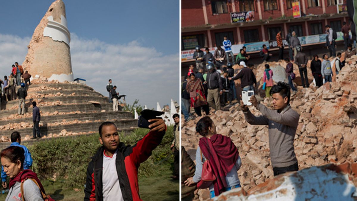 Selfis con los monumentos destruidos en Nepal