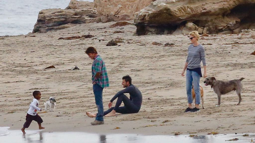 Besos y abrazos en la playa... la viva imagen de la felicidad