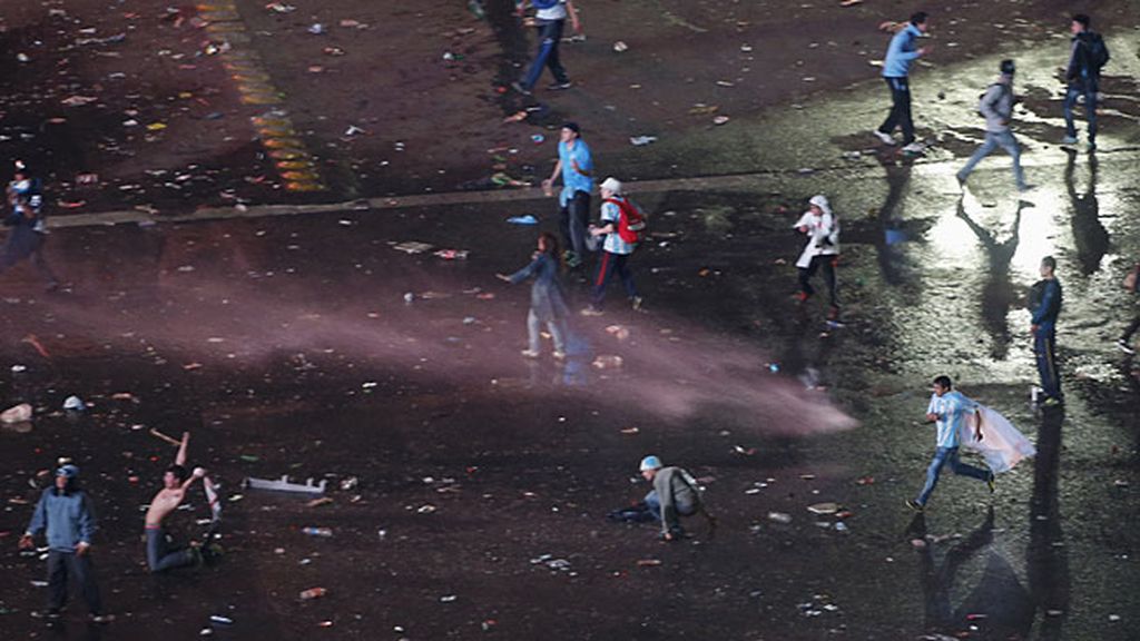 Lluvia de golpes y de piedras en la Plaza del Obelisco