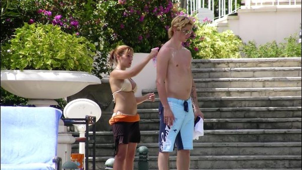 Fernando Torres se deja poner crema en la espalda