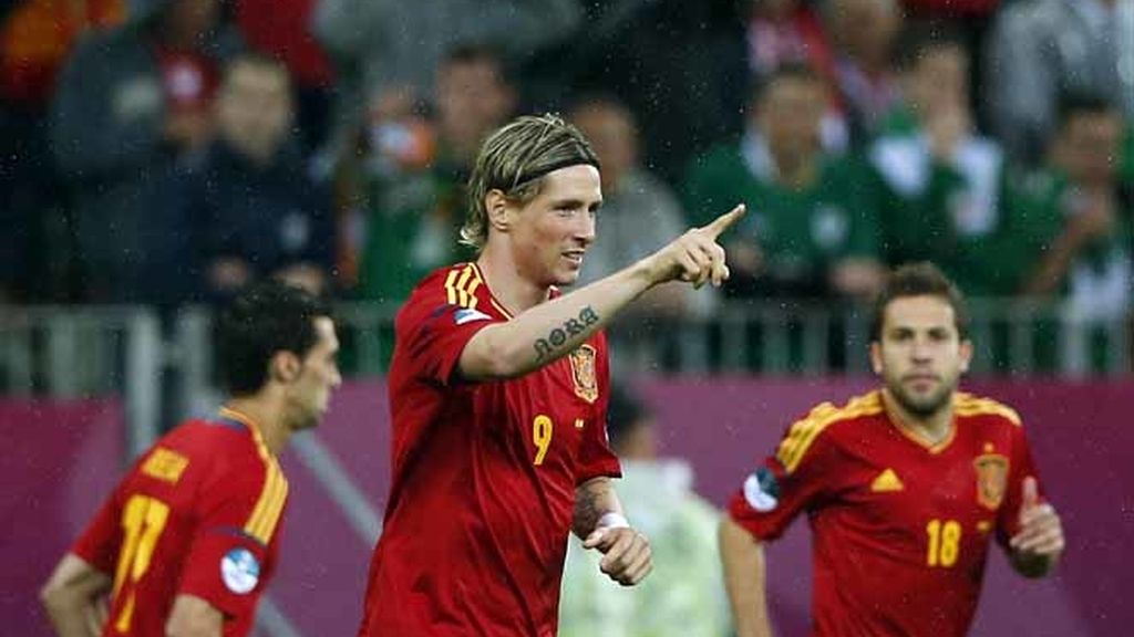 Fernando Torres señala hacia el vestuario tras marcar contra Irlanda