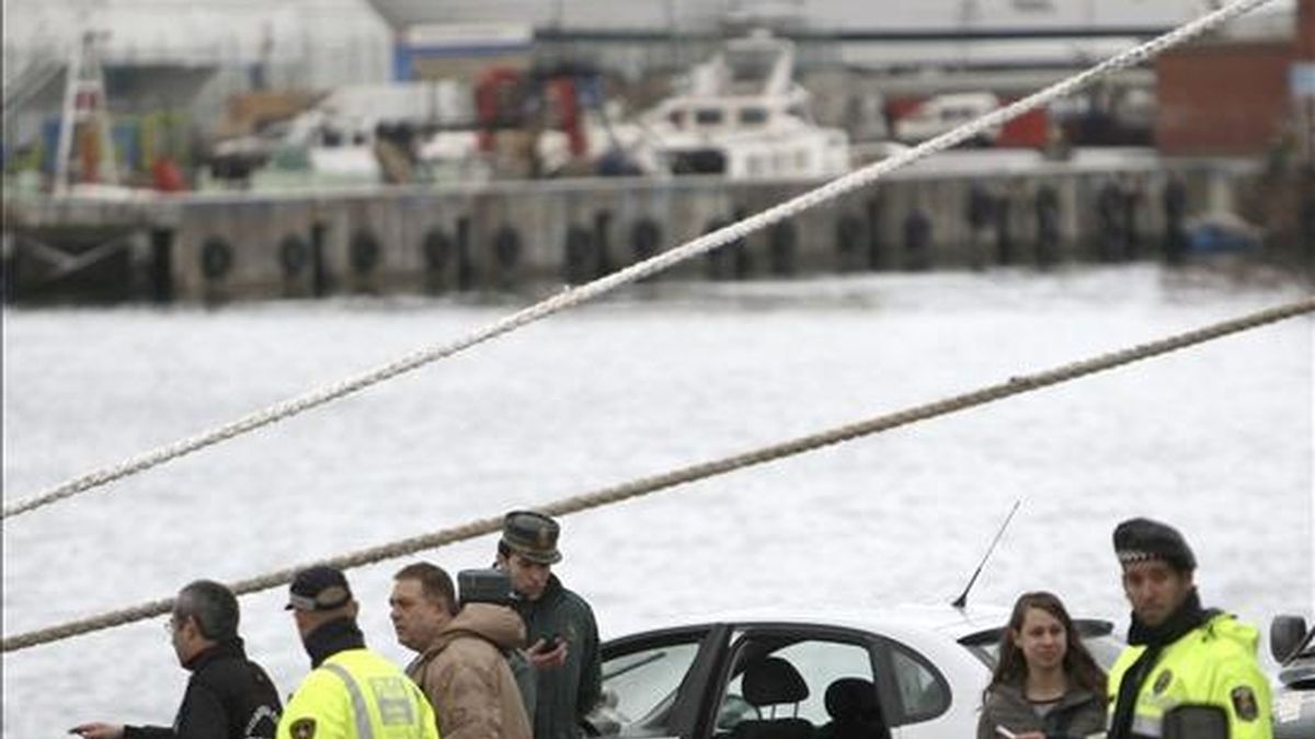 Dos personas han resultado muertas esta mañana al caer el coche en el que viajaban en aguas del Puerto de Barcelona. EFE