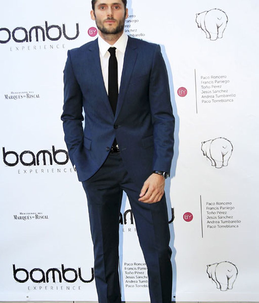 El actor Sergio Mur, con traje azul