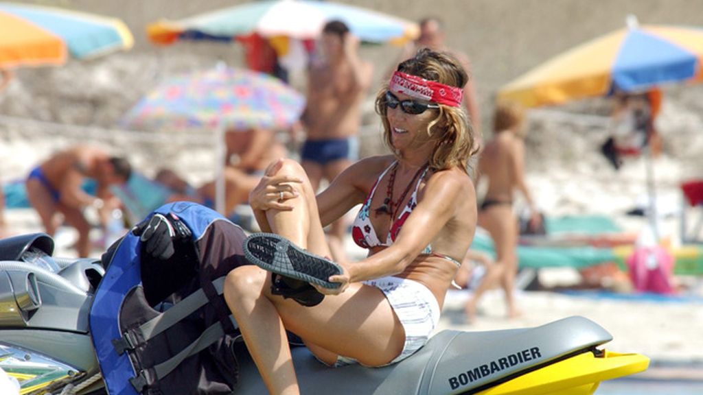 En verano, érase un famoso a una moto de agua pegado...