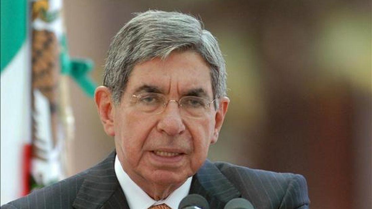 El presidente de Costa Rica, Óscar Arias, calificó el martes de "estúpida" e "hipócrita" la norma del TSE que impide a los presidentes votar en las elecciones primarias de su partido. EFE/Archivo