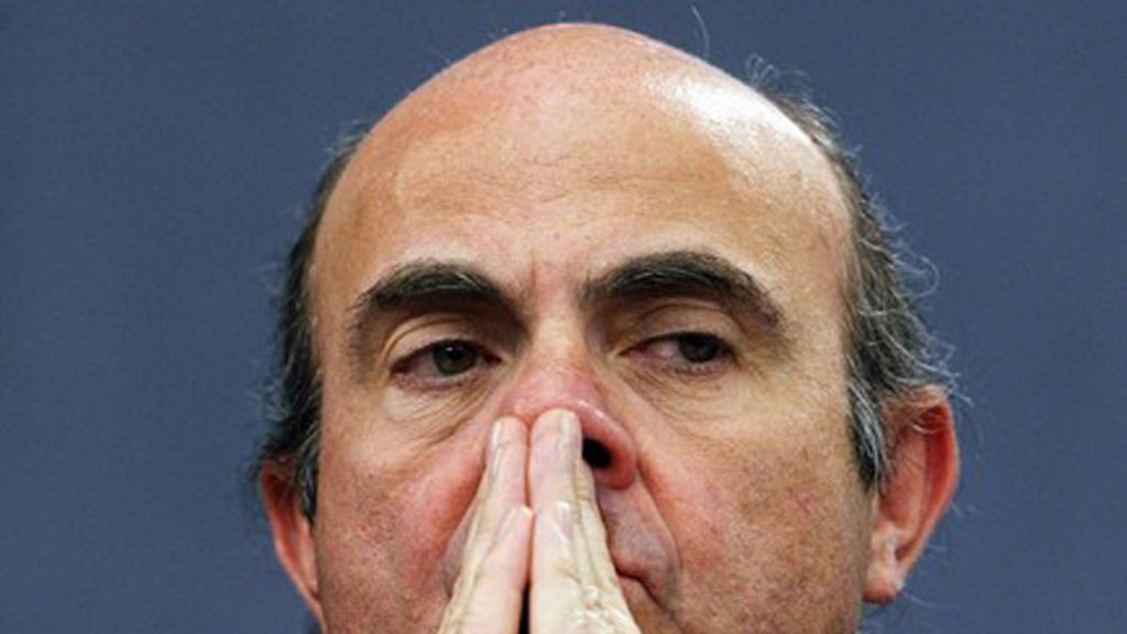 El ministro de Economía el día en que el Gobierno anuncia sus primeros recortes El ministro de Economía el día en que el Gobierno anuncia sus primeros recortes