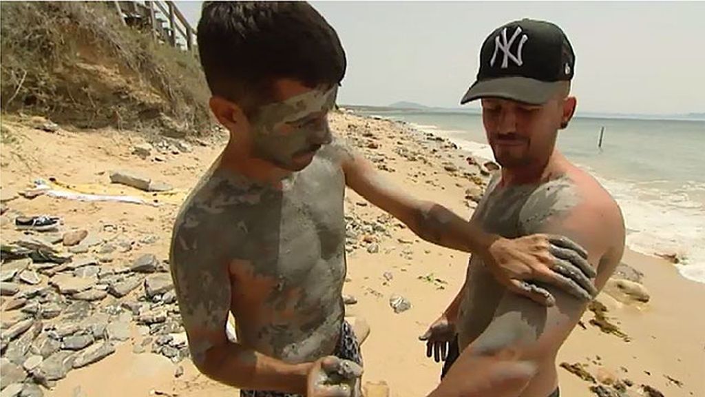 Manu aprovecha el barro para acercarse al soltero